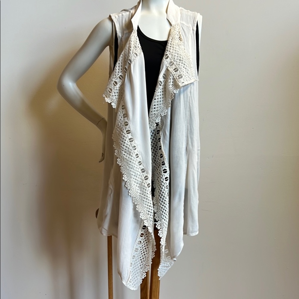 Maurices lace vest with Flowing Design